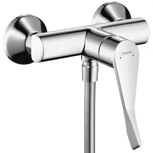 Hansgrohe Einhebel-Brausemischer in Chrom mit einem langen Griff. Montage erfolgt direkt auf der Wand. Entworfen für die Steuerung von Wassertemperatur und -fluss.